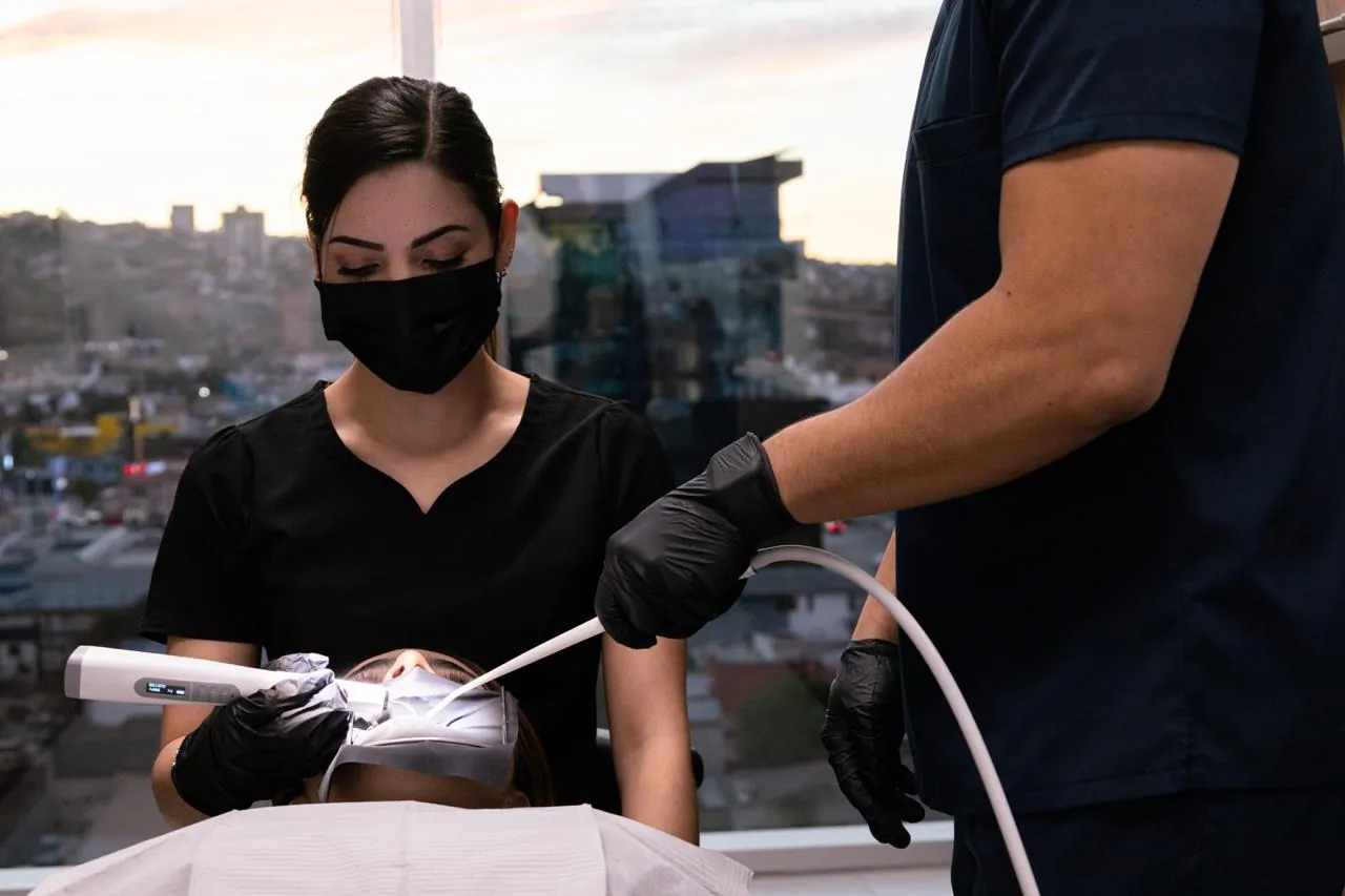 Dentista atendiendo a un paciente con vista a la ciudad