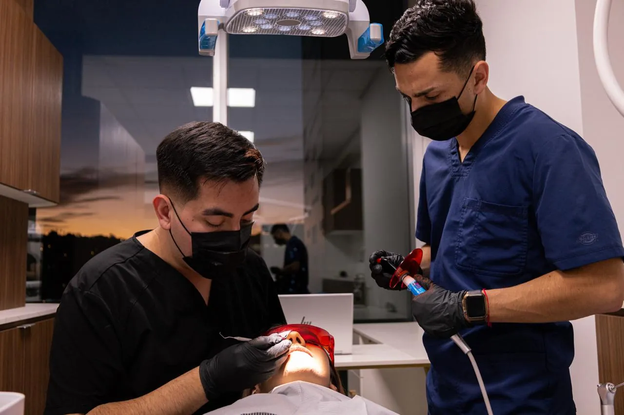 Equipo de dentistas trabajando en el consultorio