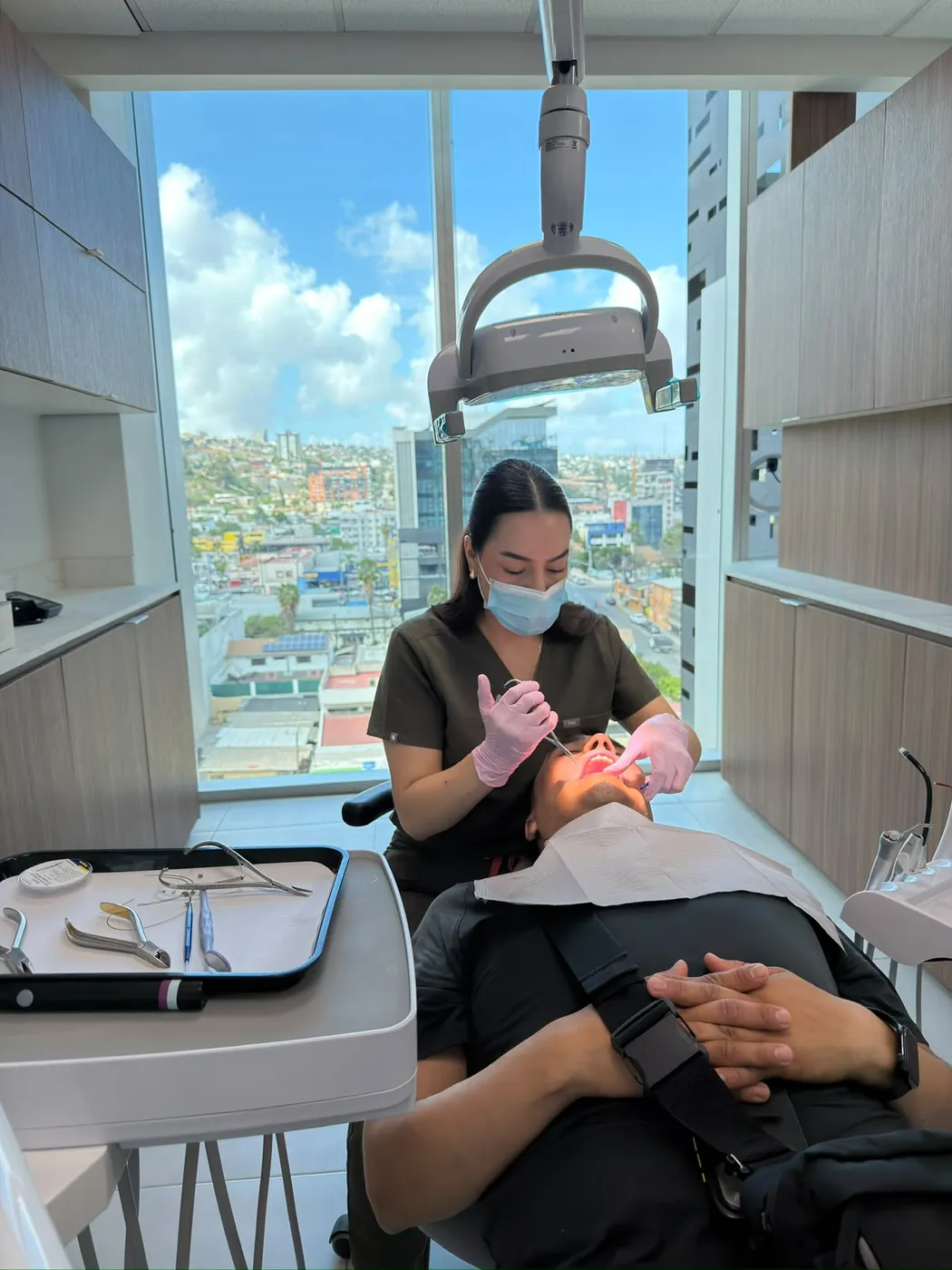 Paciente cómodo en el sillón dental